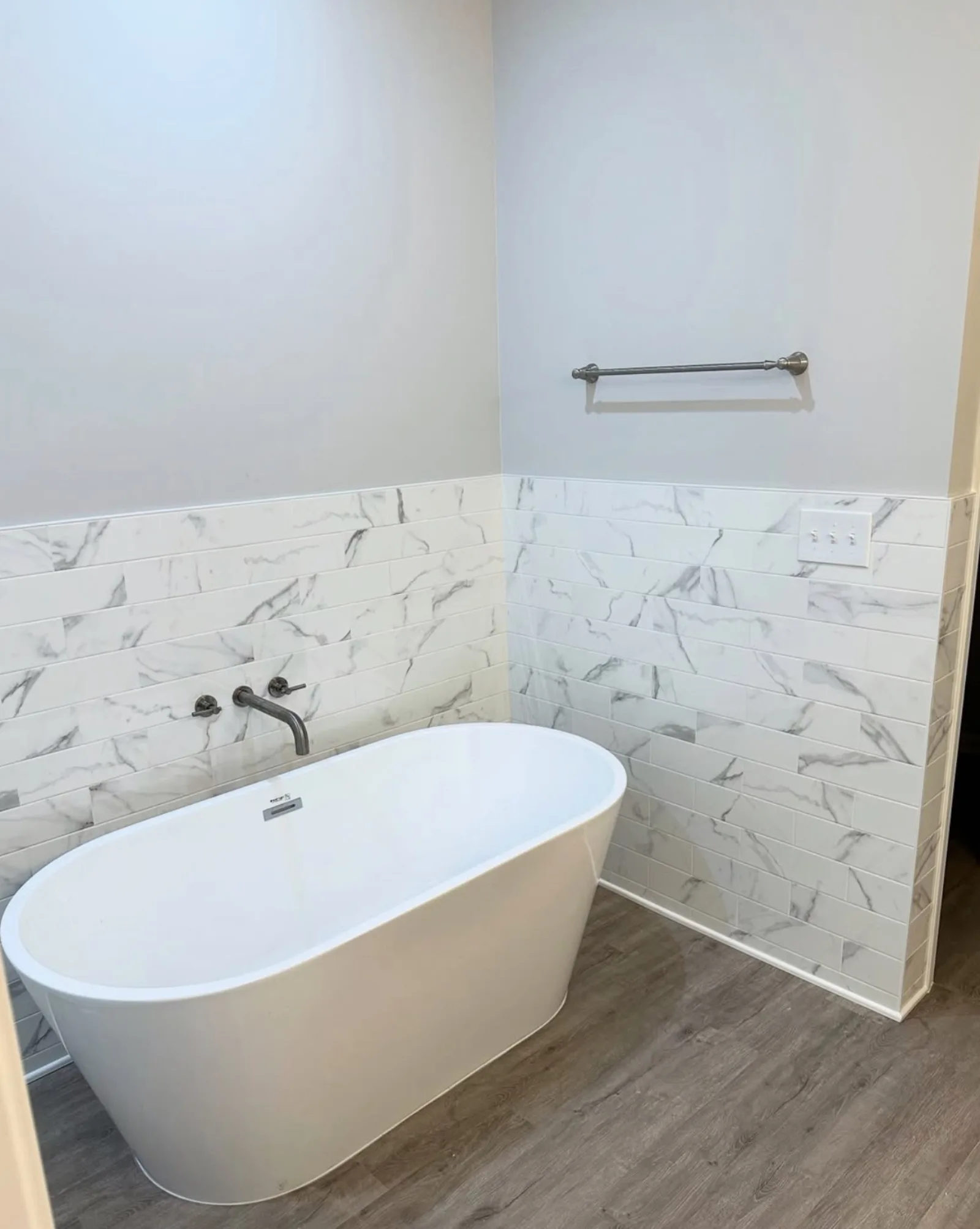 Soaker tub surround
